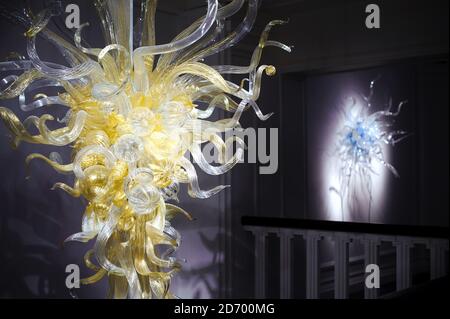 Werke von Dale Chihuly, aufgenommen in einer neuen Ausstellung seiner Arbeiten in der Halcyon Gallery in der Bond Street, London. Stockfoto