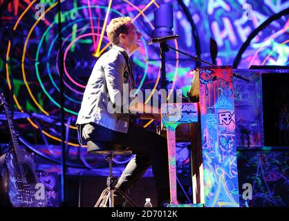 NUR FÜR REDAKTIONELLE VERWENDUNG KEIN MERCHANDISING Chris Martin von Coldplay tritt in der O2 Arena im Zentrum von London auf, einem Benefizkonzert zugunsten der Kids Company. Stockfoto