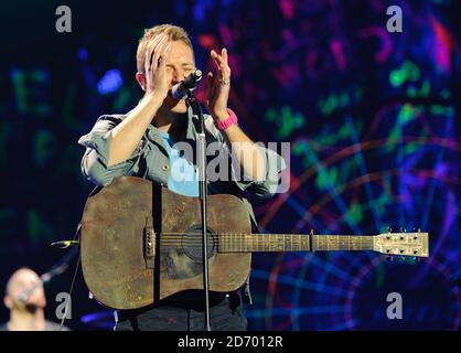 NUR FÜR REDAKTIONELLE VERWENDUNG KEIN MERCHANDISING Chris Martin von Coldplay tritt in der O2 Arena im Zentrum von London auf, einem Benefizkonzert zugunsten der Kids Company. Stockfoto