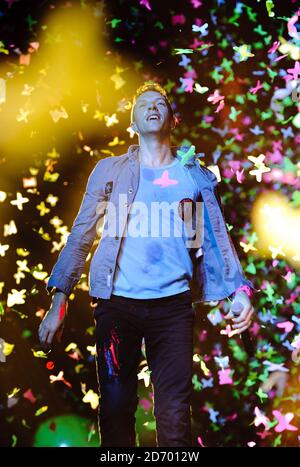 NUR FÜR REDAKTIONELLE VERWENDUNG KEIN MERCHANDISING Chris Martin von Coldplay tritt in der O2 Arena im Zentrum von London auf, einem Benefizkonzert zugunsten der Kids Company. Stockfoto