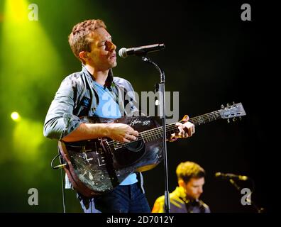 NUR FÜR REDAKTIONELLE VERWENDUNG KEIN MERCHANDISING Chris Martin von Coldplay tritt in der O2 Arena im Zentrum von London auf, einem Benefizkonzert zugunsten der Kids Company. Stockfoto