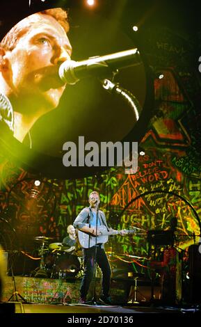 NUR FÜR REDAKTIONELLE VERWENDUNG KEIN MERCHANDISING Chris Martin von Coldplay tritt in der O2 Arena im Zentrum von London auf, einem Benefizkonzert zugunsten der Kids Company. Stockfoto