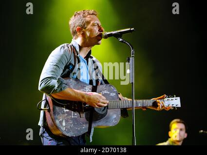 NUR FÜR REDAKTIONELLE VERWENDUNG KEIN MERCHANDISING Chris Martin von Coldplay tritt in der O2 Arena im Zentrum von London auf, einem Benefizkonzert zugunsten der Kids Company. Stockfoto