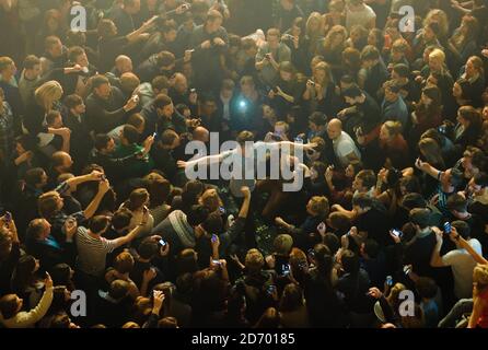 Ricky Wilson von den Kaiser Chiefs springt beim XFM Winter Wonderland Konzert in der O2 Brixton Academy im Süden Londons in die Menge. Stockfoto