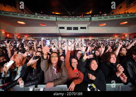 Das Publikum beim XFM Winter Wonderland Konzert, in der O2 Brixton Academy im Süden Londons. Stockfoto