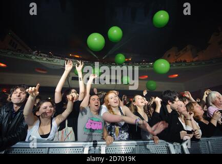 Das Publikum beim XFM Winter Wonderland Konzert, in der O2 Brixton Academy im Süden Londons. Stockfoto