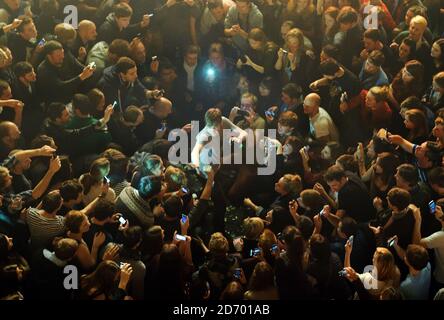 Ricky Wilson von den Kaiser Chiefs springt beim XFM Winter Wonderland Konzert in der O2 Brixton Academy im Süden Londons in die Menge. Stockfoto