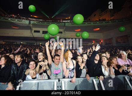 Das Publikum beim XFM Winter Wonderland Konzert, in der O2 Brixton Academy im Süden Londons. Stockfoto