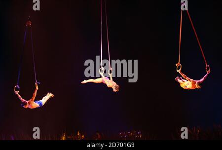 Darsteller auf der Bühne bei einer Generalprobe für Totem vom Cirque du Soleil in der Royal Albert Hall in London. Stockfoto