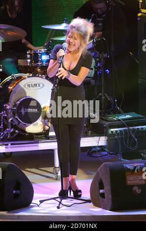 Die belgische Preisträgerin Selah Sue tritt bei den European Border Breakers Awards auf, die im Rahmen des Musikfestivals Eurosonic Noorderslag in Groningen, Niederlande, stattfinden. Stockfoto