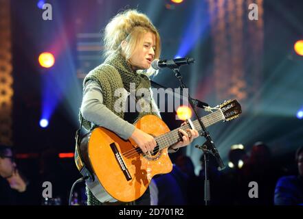 Selah Sue tritt bei den European Festival Awards auf, die im Rahmen des Eurosonic Noorderslag Musikfestivals in Groningen, Niederlande, stattfinden. Stockfoto