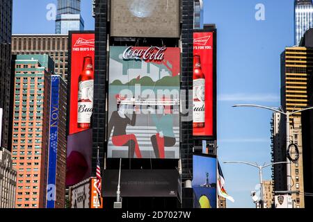 NEW YORK, NY, USA - 27. OKTOBER 2020: Große Werbeschilder am Manhattan Time Square Gebäude Stockfoto