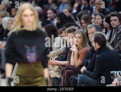 Will.I.am, Alexa Chung, Clemence Poesy, Eddie Redmayne, Rosie Huntington-Whiteley und Mario Testino sehen die Burberry Prorsum Show im Kensington Gore, London, während der London Fashion Week. Stockfoto