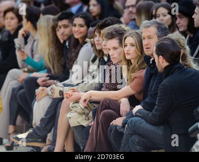 Amir Khan, will.I.am, Alexa Chung, Eddie Redmayne, Rosie Huntington-Whiteley und Mario Testino bei der Burberry Prorsum Show im Kensington Gore, London, während der London Fashion Week. Stockfoto