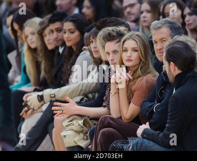 Amir Khan, will.I.am, Alexa Chung, Eddie Redmayne, Rosie Huntington-Whiteley und Mario Testino bei der Burberry Prorsum Show im Kensington Gore, London, während der London Fashion Week. Stockfoto