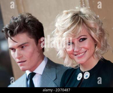 Pixie Lott und Freund Oliver Cheshire kommen zu den Tesco Mom of the Year Awards, die im Waldorf Hotel im Zentrum von London stattfinden. Stockfoto