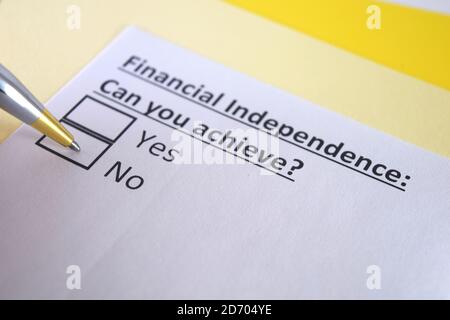 Eine Person beantwortet die Frage nach finanzieller Unabhängigkeit. Stockfoto