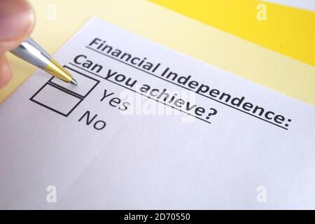 Eine Person beantwortet die Frage nach finanzieller Unabhängigkeit. Stockfoto