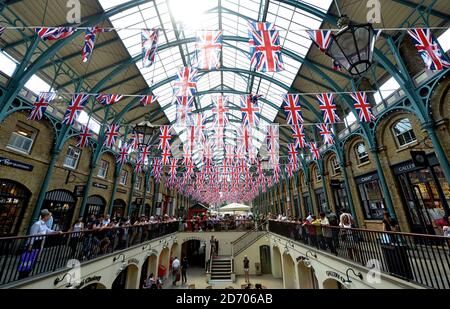 Flaggen werden in Covent Garden ausgestellt, vor den Feierlichkeiten zum Goldenen Jubiläum der Königin an diesem Wochenende. Stockfoto