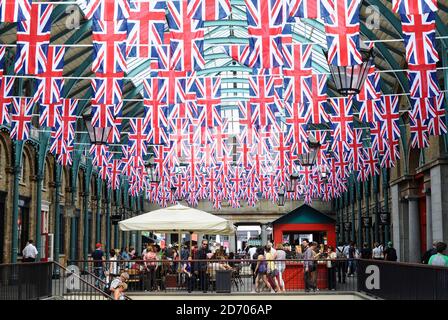 Flaggen werden in Covent Garden ausgestellt, vor den Feierlichkeiten zum Goldenen Jubiläum der Königin an diesem Wochenende. Stockfoto