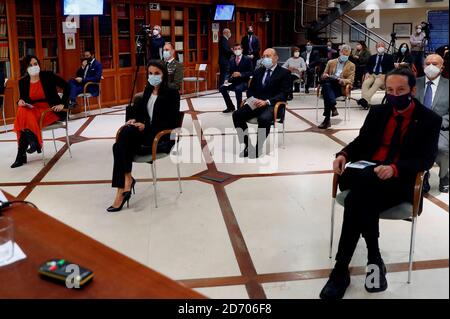 Madrid, Spanien. Oktober 2020. Die spanische Königin Letizia (C, vorne) posiert für ein Familienfoto neben dem zweiten stellvertretenden spanischen Premierminister Pablo Iglesias (R, vorne) und der Regionalpräsidentin von Madrid, Isabel Diaz Ayuso (L, vorne), während sie am 4. Forum über die Meldung von Behinderungen neben dem zweiten stellvertretenden spanischen Ministerpräsidenten Pablo Iglesias (R) teilnehmen. Und die Regionalpräsidentin von Madrid, Isabel Diaz Ayuso, in Madrid, Spanien, am 20. Oktober 2020. Quelle: CORDON PRESS/Alamy Live News Stockfoto