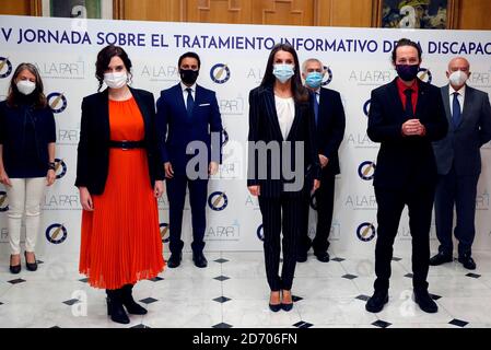 Madrid, Spanien. Oktober 2020. Die spanische Königin Letizia (C, vorne) posiert für ein Familienfoto neben dem zweiten stellvertretenden spanischen Premierminister Pablo Iglesias (R, vorne) und der Regionalpräsidentin von Madrid, Isabel Diaz Ayuso (L, vorne), während sie am 4. Forum über die Meldung von Behinderungen neben dem zweiten stellvertretenden spanischen Ministerpräsidenten Pablo Iglesias (R) teilnehmen. Und die Regionalpräsidentin von Madrid, Isabel Diaz Ayuso, in Madrid, Spanien, am 20. Oktober 2020. Quelle: CORDON PRESS/Alamy Live News Stockfoto