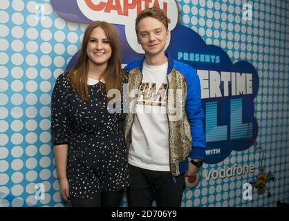 Conor Maynard und Moderator Kat Shoob Backstage beim Capital FM Summertime Ball im Wembley Stadium, London Stockfoto