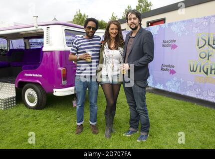 Moderatorin Sarah Champion interviewt Elbow im Backstage-Bereich von Absolute Radio beim Isle of Wight Festival im Seaclose Park. Stockfoto