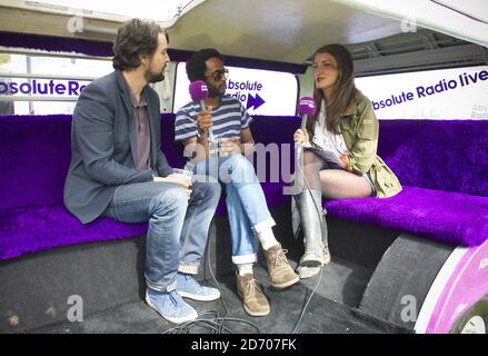 Moderatorin Sarah Champion interviewt Elbow im Backstage-Bereich von Absolute Radio beim Isle of Wight Festival im Seaclose Park. Stockfoto