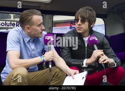 Miles Kane wird von Moderatorin Sarah Champion interviewt, im Absolute Radio Backstage Bereich beim Isle of Wight Festival, im Seaclose Park, Newport Stockfoto