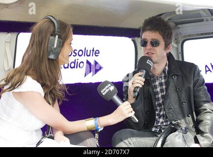 Noel Gallagher wird von Sarah Champion auf Absolute Radio interviewt, Backstage beim Isle of Wight Festival, im Seaclose Park, Newport Stockfoto