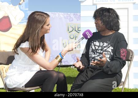 Joan Armatrading wird von Sarah Champion von Absolute Radio Backstage auf der Isle of Wight Festival interviewt, im Seaclose Park, Newport Stockfoto