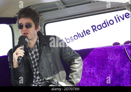 Noel Gallagher wird von Sarah Champion auf Absolute Radio interviewt, Backstage beim Isle of Wight Festival, im Seaclose Park, Newport Stockfoto