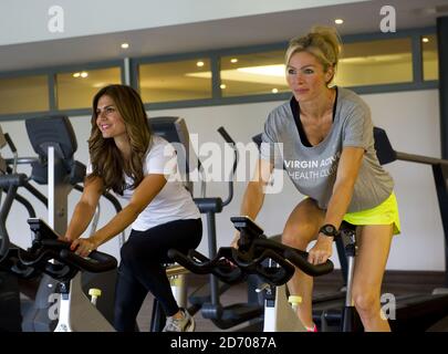 Zoe Hardman und Nell McAndrew beim Start des Virgin Active London Triathlon im Virgin Active Chiswick Riverside im Westen Londons. Stockfoto