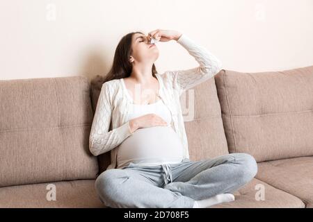 Krank schwangere Frau Blasen Nase in Gewebe zu Hause gesund tausendjährigen Gesundheitskonzept. Stockfoto