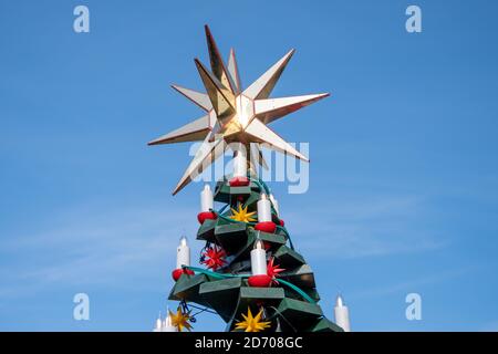 Seiffen, Deutschland. Oktober 2020. Im Spielzeugdorf Seiffen wurde der erste Weihnachtsmarkt, der sogenannte Starmarkt, eröffnet. Bereits zum sechsten Mal findet der Erzgebirge Voradventmarkt statt und soll seine Besucher auf die Adventszeit vorbereiten.Quelle: Nico Schimmelpfennig/dpa-Zentralbild/ZB/dpa/Alamy Live News Stockfoto