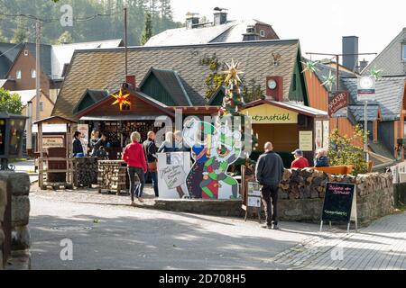 Seiffen, Deutschland. Oktober 2020. Im Spielzeugdorf Seiffen wurde der erste Weihnachtsmarkt, der sogenannte Starmarkt, eröffnet. Bereits zum sechsten Mal findet der Erzgebirgsvoradventmarkt statt und soll seine Besucher in die Adventszeit einstimmen.Quelle: Nico Schimmelpfennig/dpa-Zentralbild/ZB/dpa/Alamy Live News Stockfoto