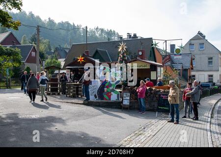 Seiffen, Deutschland. Oktober 2020. Im Spielzeugdorf Seiffen wurde der erste Weihnachtsmarkt, der sogenannte Starmarkt, eröffnet. Bereits zum sechsten Mal findet der Erzgebirge Voradventmarkt statt und soll seine Besucher auf die Adventszeit vorbereiten.Quelle: Nico Schimmelpfennig/dpa-Zentralbild/ZB/dpa/Alamy Live News Stockfoto