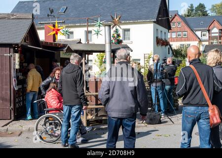 Seiffen, Deutschland. Oktober 2020. Im Spielzeugdorf Seiffen wurde der erste Weihnachtsmarkt, der sogenannte Starmarkt, eröffnet. Bereits zum sechsten Mal findet der Erzgebirge Voradventmarkt statt und soll seine Besucher auf die Adventszeit vorbereiten.Quelle: Nico Schimmelpfennig/dpa-Zentralbild/ZB/dpa/Alamy Live News Stockfoto