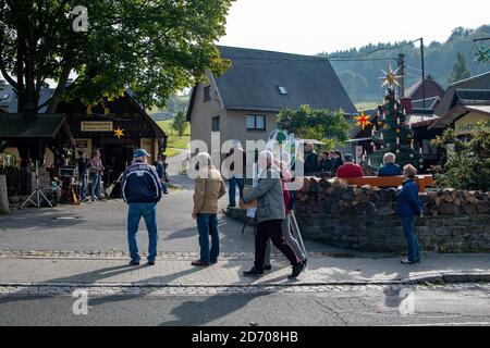 Seiffen, Deutschland. Oktober 2020. Im Spielzeugdorf Seiffen wurde der erste Weihnachtsmarkt, der sogenannte Starmarkt, eröffnet. Bereits zum sechsten Mal findet der Erzgebirge Voradventmarkt statt und soll seine Besucher auf die Adventszeit vorbereiten.Quelle: Nico Schimmelpfennig/dpa-Zentralbild/ZB/dpa/Alamy Live News Stockfoto