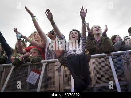 Die Menge beobachten Ben Howard beim Latitude Festival in Southwold, Suffolk. Stockfoto