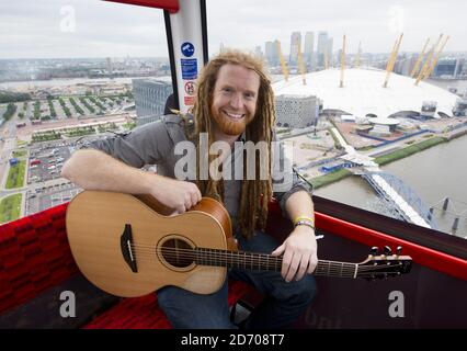 Newton Faulkner performt einen exklusiven Gig über London, auf einer der Olympic Emirates Air Cable Cars. Stockfoto