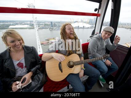 Newton Faulkner performt einen exklusiven Gig über London, auf einer der Olympic Emirates Air Cable Cars. Stockfoto