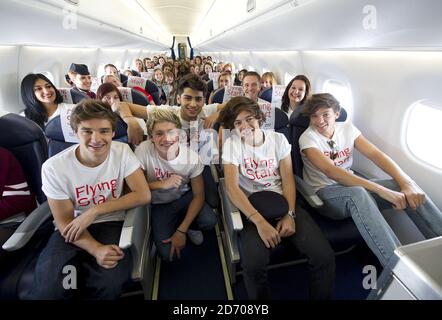 Eine Richtung (l-r Liam Payne, Niall Horan, Zayn Malik, Harry Styles, Louis Tomlinson) an Bord von Flug BA1D - ein privater Charterflug von London nach Manchester, veranstaltet von der Band für die Sieger des Wettbewerbs, die Â£50,000 für Flying Start - British Airways Wohltätigkeitsorganisation mit Comic Relief gesammelt. Stockfoto