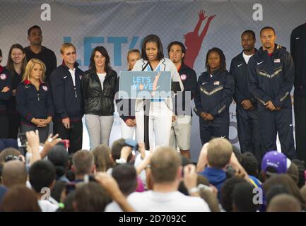 American First Lady Michelle Obama spricht bei Letâ €™s bewegen! London, eine Veranstaltung für mehr als 1,000 amerikanische Militärkinder und amerikanische und britische Studenten, die von Michelle Obamas Initiative Let's Move in der Residenz des amerikanischen Botschafters in London abgehalten wurde. Stockfoto