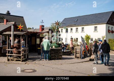 Seiffen, Deutschland. Oktober 2020. Im Spielzeugdorf Seiffen wurde der erste Weihnachtsmarkt, der sogenannte Starmarkt, eröffnet. Bereits zum sechsten Mal findet der Erzgebirgsvoradventmarkt statt und soll seine Besucher in die Adventszeit einstimmen.Quelle: Nico Schimmelpfennig/dpa-Zentralbild/ZB/dpa/Alamy Live News Stockfoto