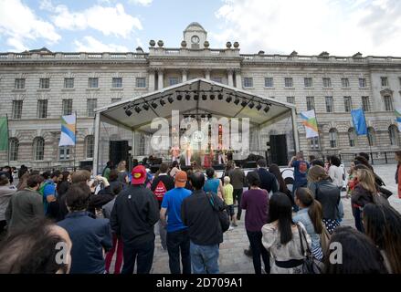 Unterhaltung für Fans im 'Casa Brasil', dem brasilianischen Hospitality House für die Olympischen Spiele 2012, im Somerset House im Zentrum von London. Stockfoto