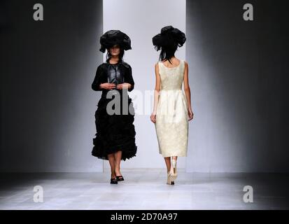 Ein Model auf dem Laufsteg bei der John Rocha Modenschau, die im Rahmen der London Fashion Week im BFC im Somerset House stattfand. Stockfoto