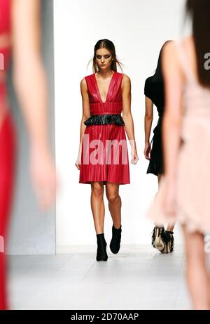 Ein Model auf dem Laufsteg bei der Marios Schwab Modenschau, die im Rahmen der London Fashion Week im BFC im Somerset House stattfand. Stockfoto