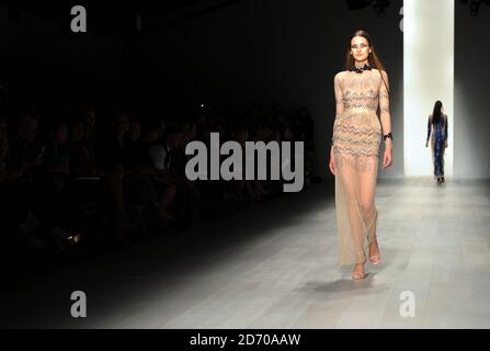 Ein Model auf dem Laufsteg bei der Marios Schwab Modenschau, die im Rahmen der London Fashion Week im BFC im Somerset House stattfand. Stockfoto